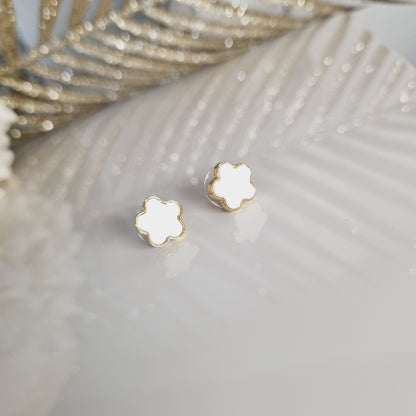 Boucles d’oreilles Béatrice dorées en forme de trèfle avec pierre blanche
