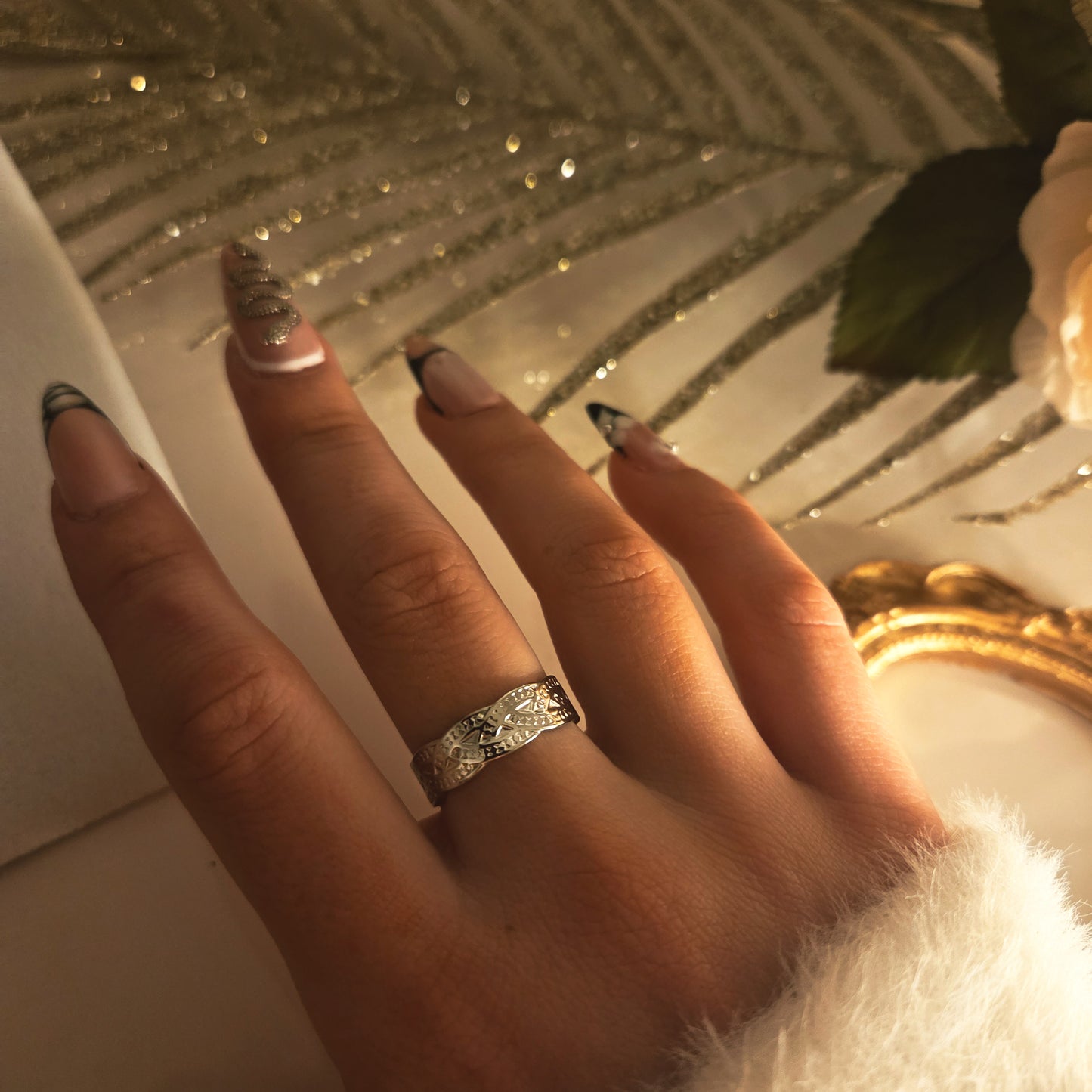 Bague argentée motif gravé bohème – autre vue