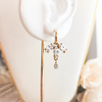 Créoles dorées avec pendentif serti de zircons