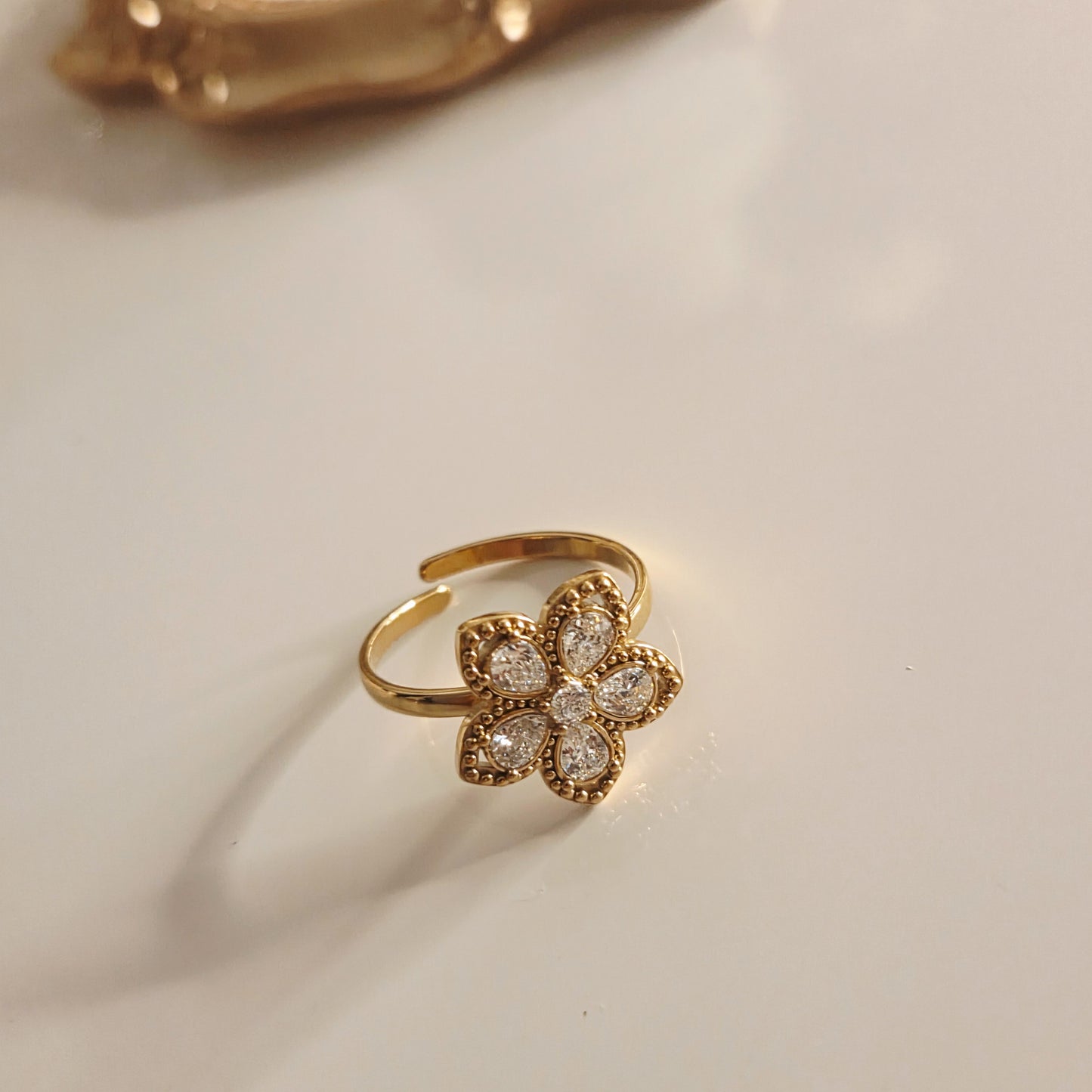 Bague Fleur Dorée Strass — Ajustable