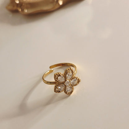 Bague fleur dorée à strass – détail du bijou