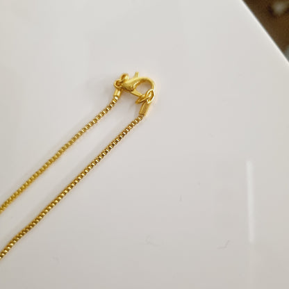 Découvrez notre collier doré avec strass, un accessoire élégant qui apportera une touche de glamour à votre tenue. Avec sa couleur or éclatante et ses strass étincelants, ce collier est parfait pour toutes les occasions, qu'elles soient formelles ou décontractées.  Caractéristiques : - **Design** : Doré avec strass - **Couleur** : Or - **Ajustabilité** : Réglable pour un ajustement parfait  Ajoutez ce collier sophistiqué à votre collection pour un style raffiné et intemporel.