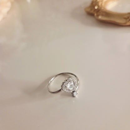 Lot de bagues argentées cœur et strass – détail du bijou