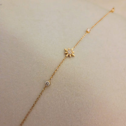 Détail du bracelet étoile doré avec zircon