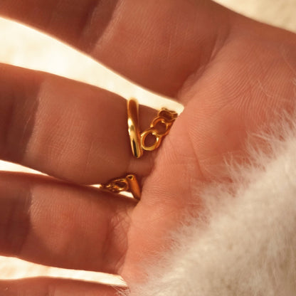 Bague ajustable avec charms pendants – détail du bijou