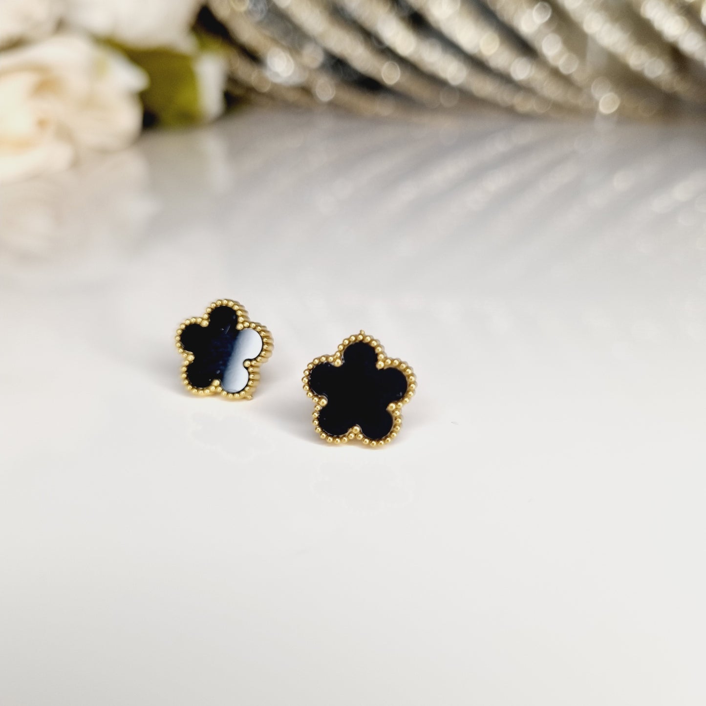 Photos des Boucles d'Oreilles en Forme de Trèfle à 5 Feuilles en Pierre Noire Lisse sur Acier Inoxydable Plaqué Or. Bijou élégant et sophistiqué, parfait pour compléter votre style avec une touche de luxe.