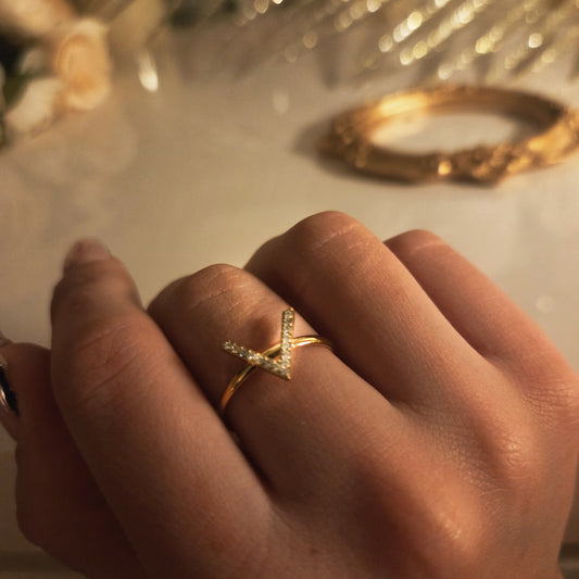 Bague V pavée – minimalisme élégant