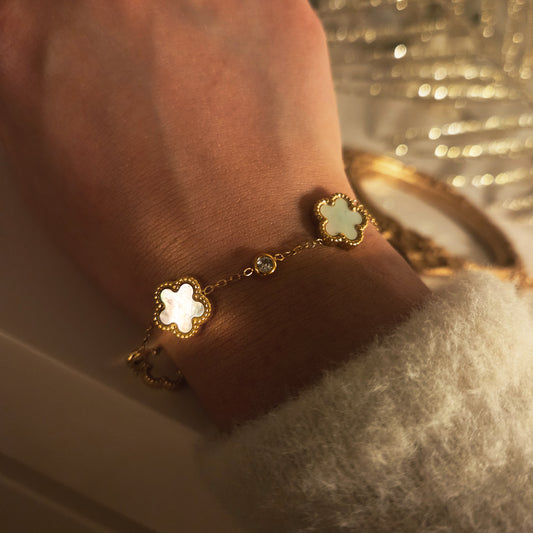 Bracelet trèfle nacre doré – élégance intemporelle