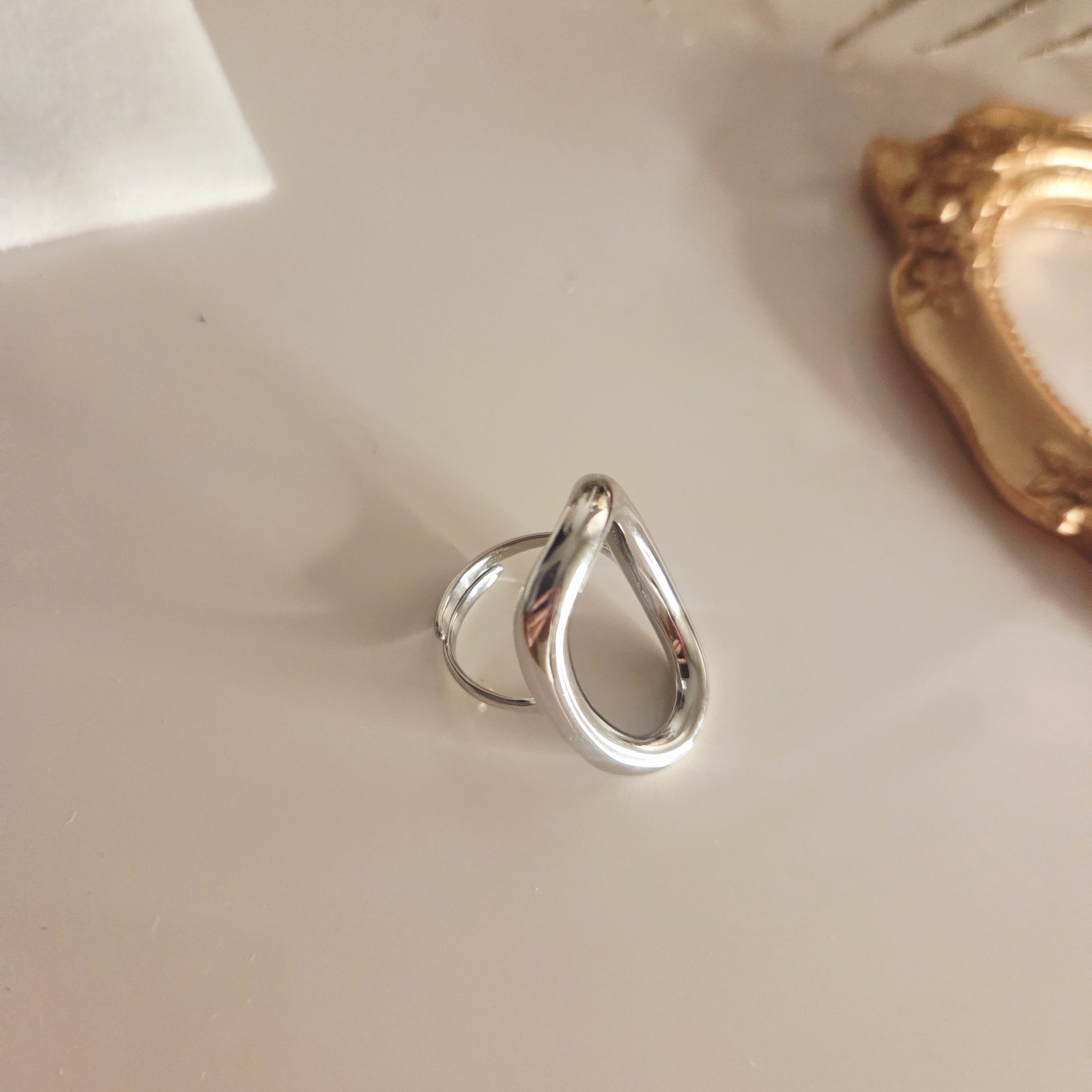 Bague ovale ouverte ajustable – détail du bijou
