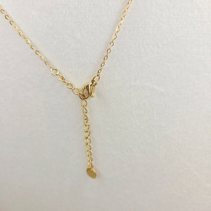 Collier doré triple étoile – détail du bijou