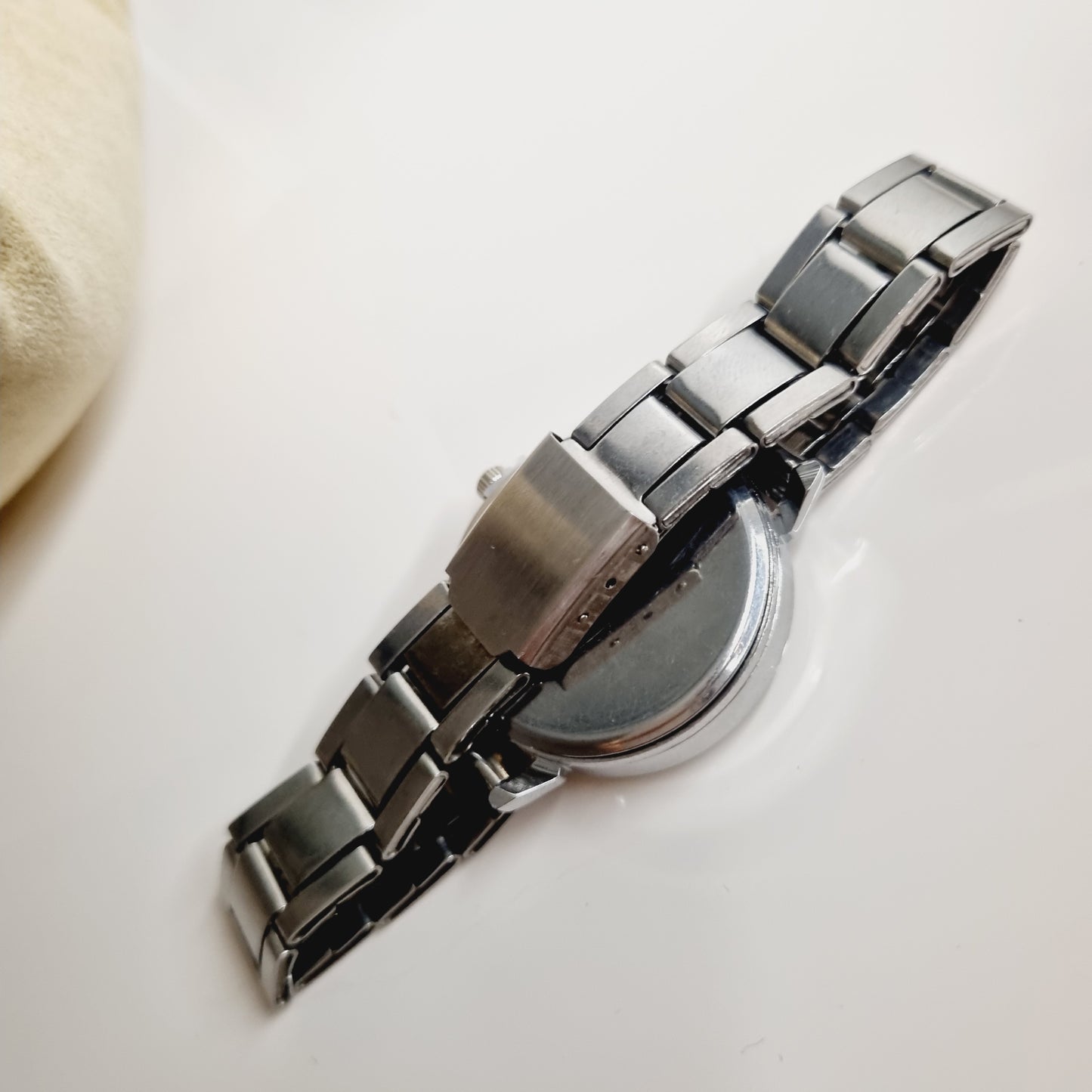 Photos du Bracelet Montre en Acier Inoxydable, élégant et raffiné, avec cadran de 15mm, boîtier de 15mm d'épaisseur, bande de 20cm de longueur et 15mm de largeur, en acier inoxydable et alliage. Cadeau parfait pour elle.