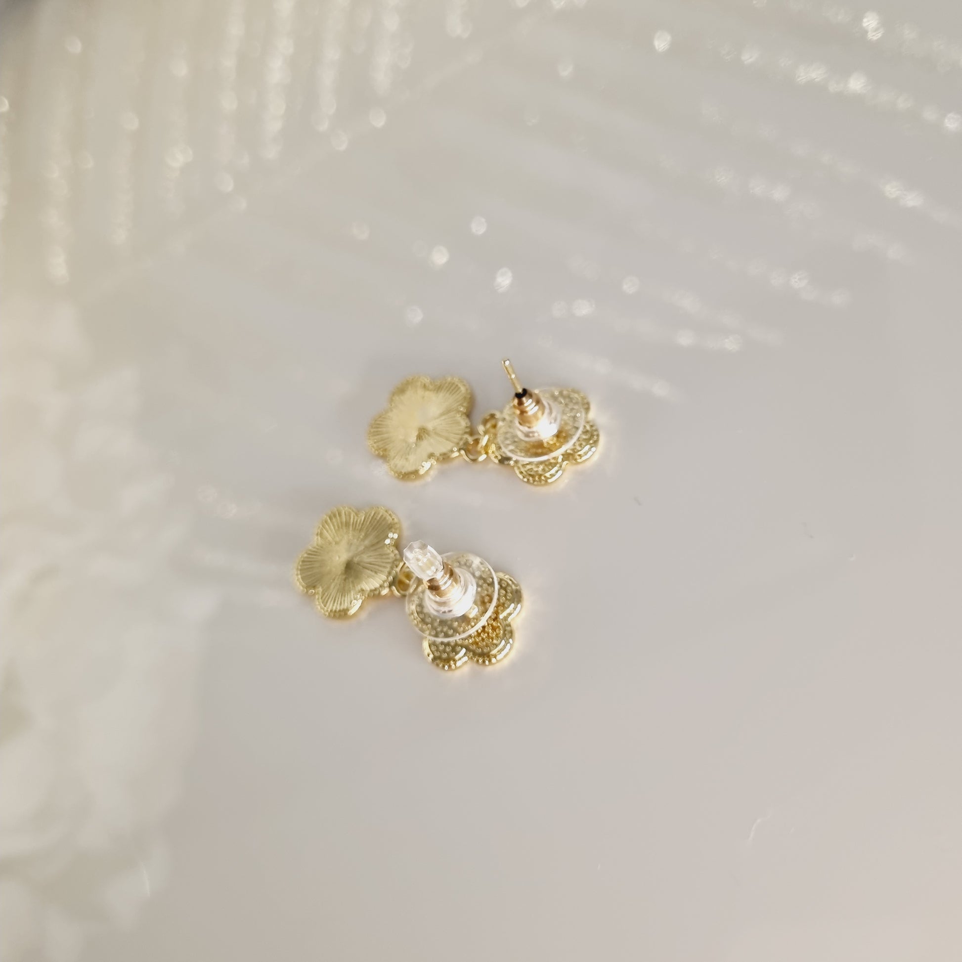 Boucles d'oreilles dorées pendantes en forme de trèfle à 5 feuilles