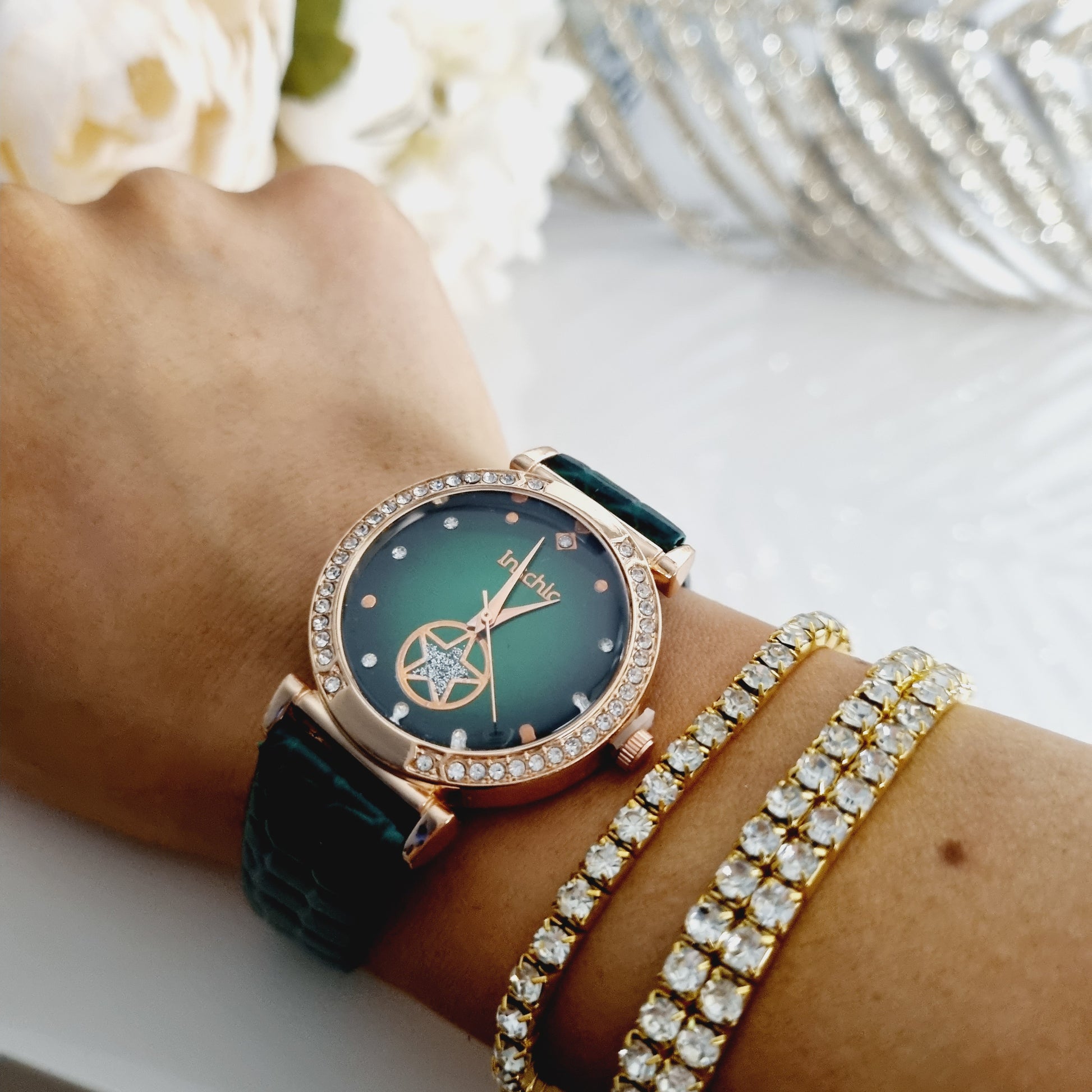 Montre verte et dorée à strass  Bracelet ajustable de 17 à 22cm de longueur