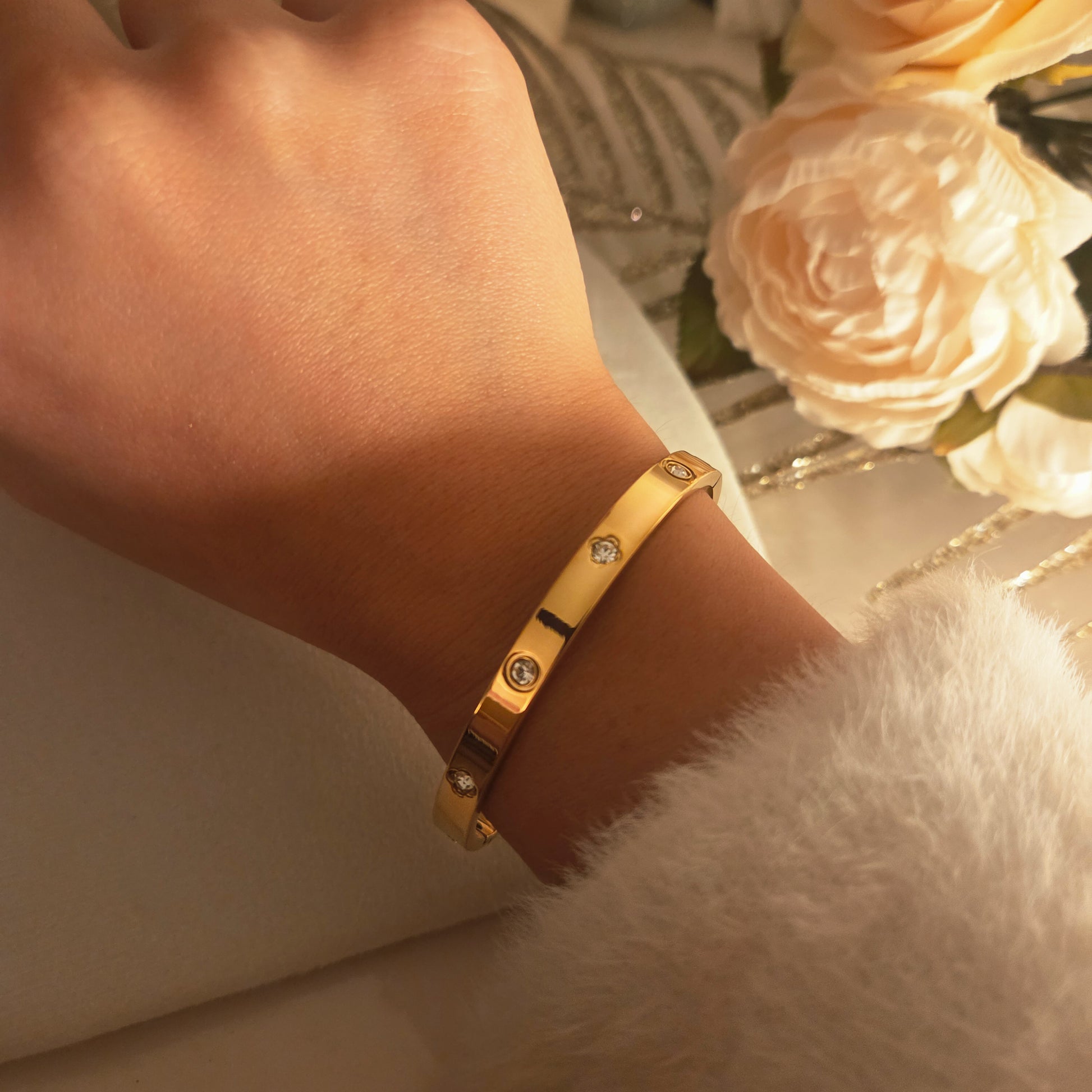 Bracelet jonc doré serti de zircons