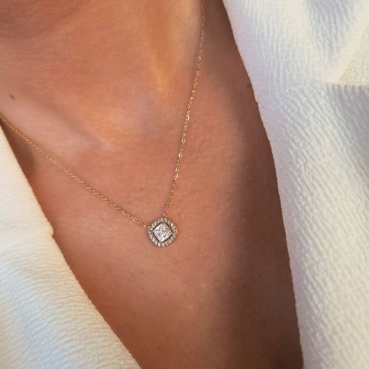Collier doré pendentif carré pavé de cristaux