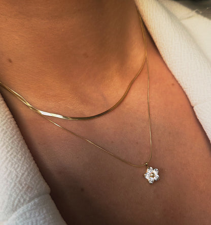 Collier fleur étincelante doré – autre vue
