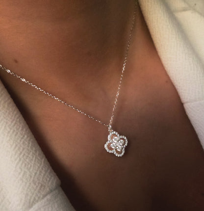 Collier fleur argenté avec pierres brillantes en acier inoxydable