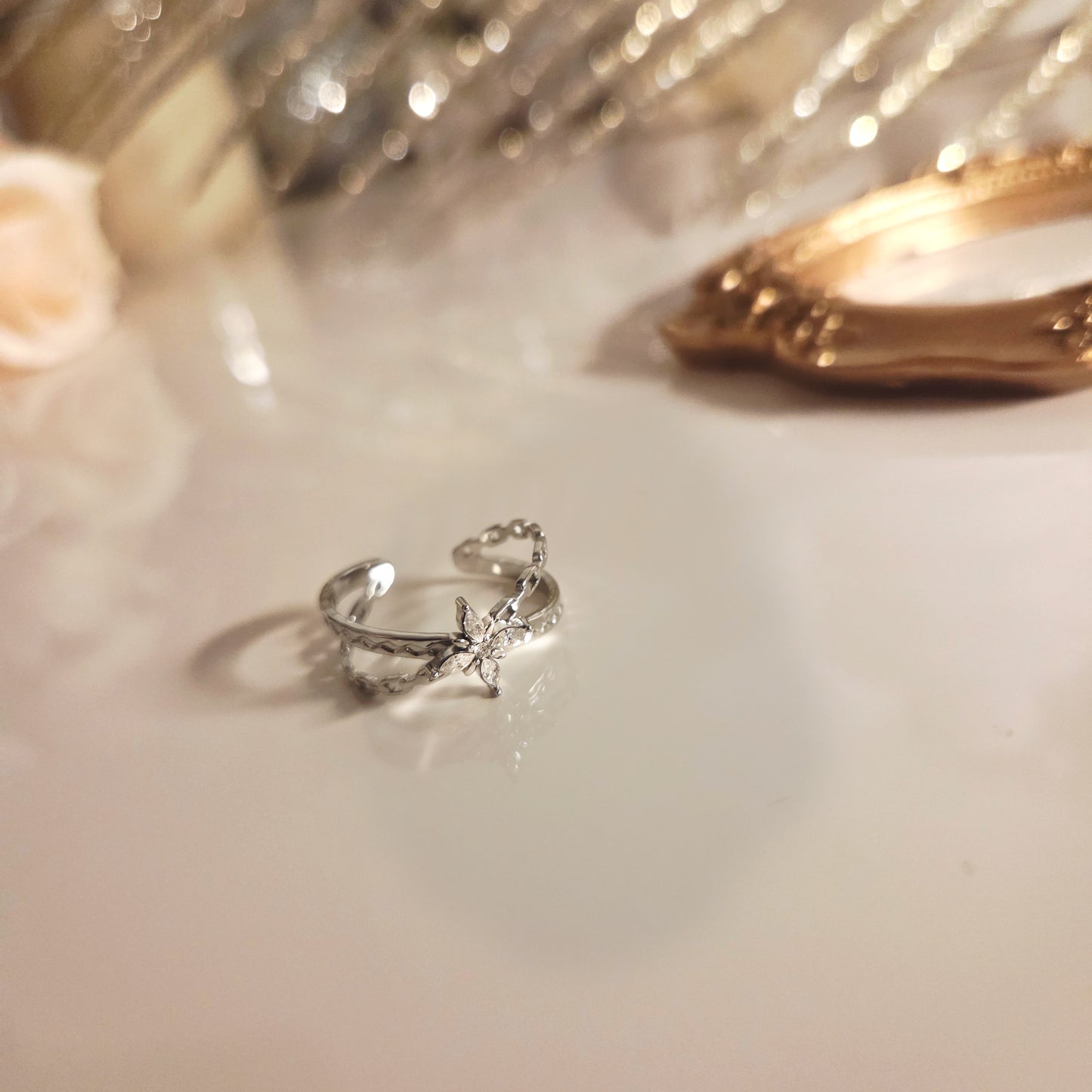 Bague Fleur Argentée – Élégance délicate & design raffiné