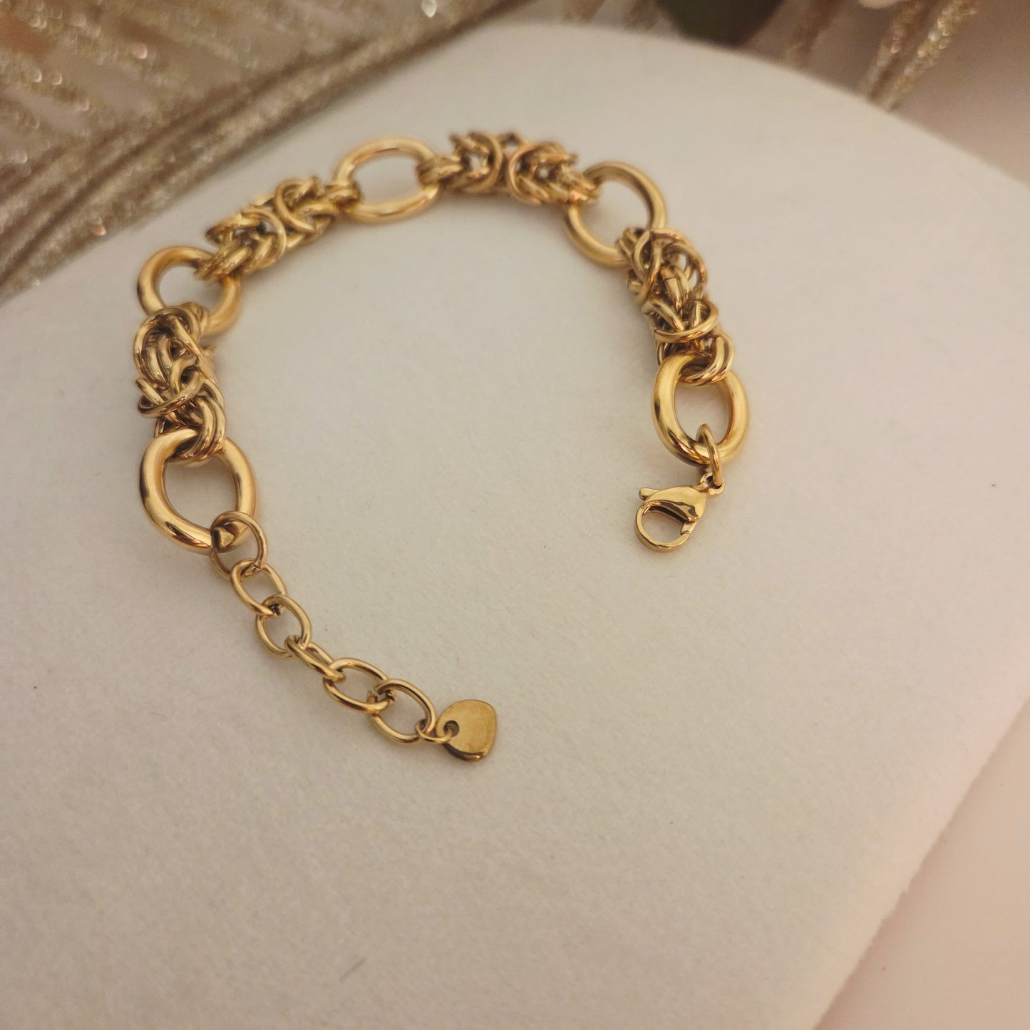 Détail des maillons du bracelet doré