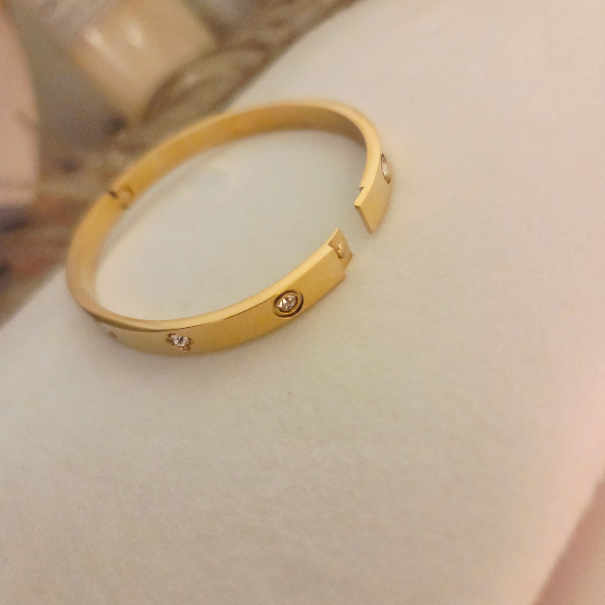 Détail des zircons du bracelet jonc doré