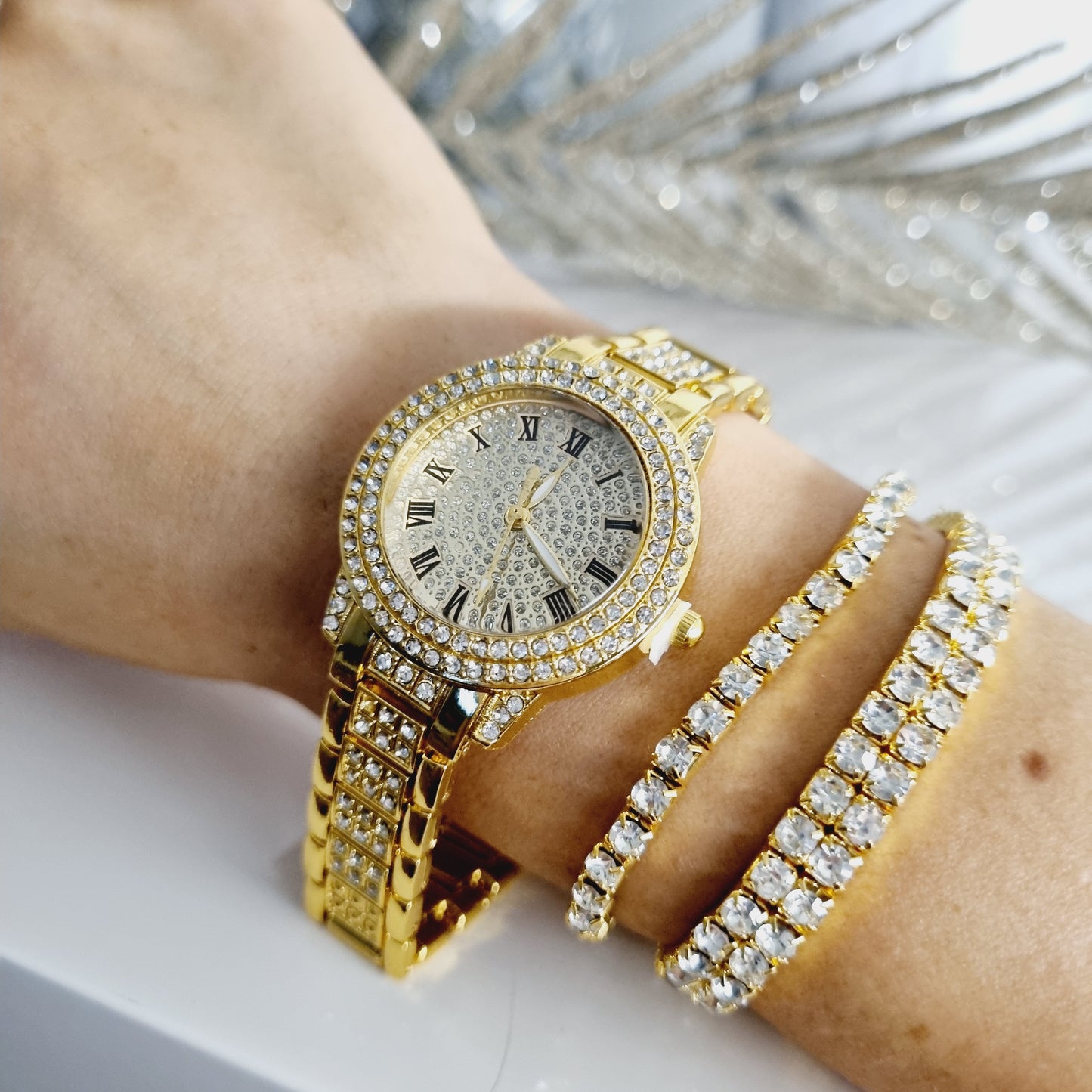 Montre dorée avec strass  Chiffes romains