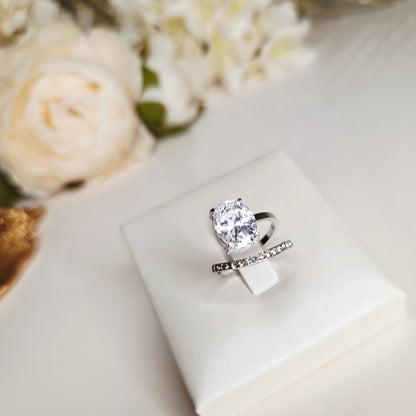 Bague solitaire pierre scintillante – vue portée
