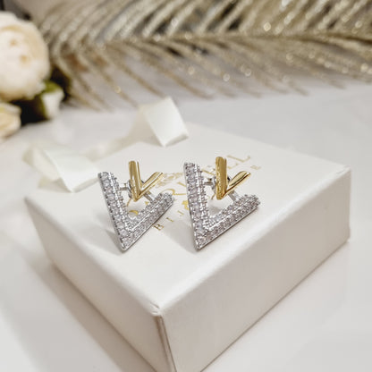 Boucles d’oreilles Esme dorées en forme de V avec zircones