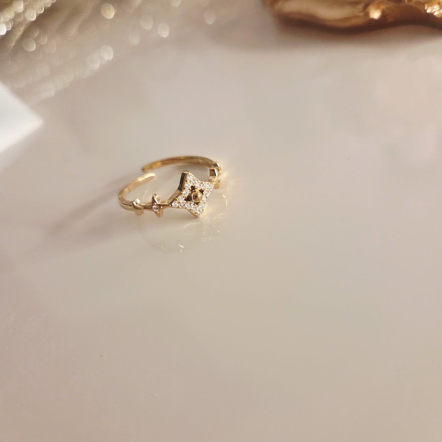 Bague dorée ajustable avec pierres – autre vue