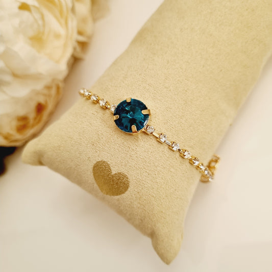 Découvrez notre bracelet doré en laiton orné d'une pierre verte et de strass, un bijou élégant qui ajoutera une touche de sophistication à votre tenue. Ce bracelet est parfait pour compléter votre look avec style et glamour.