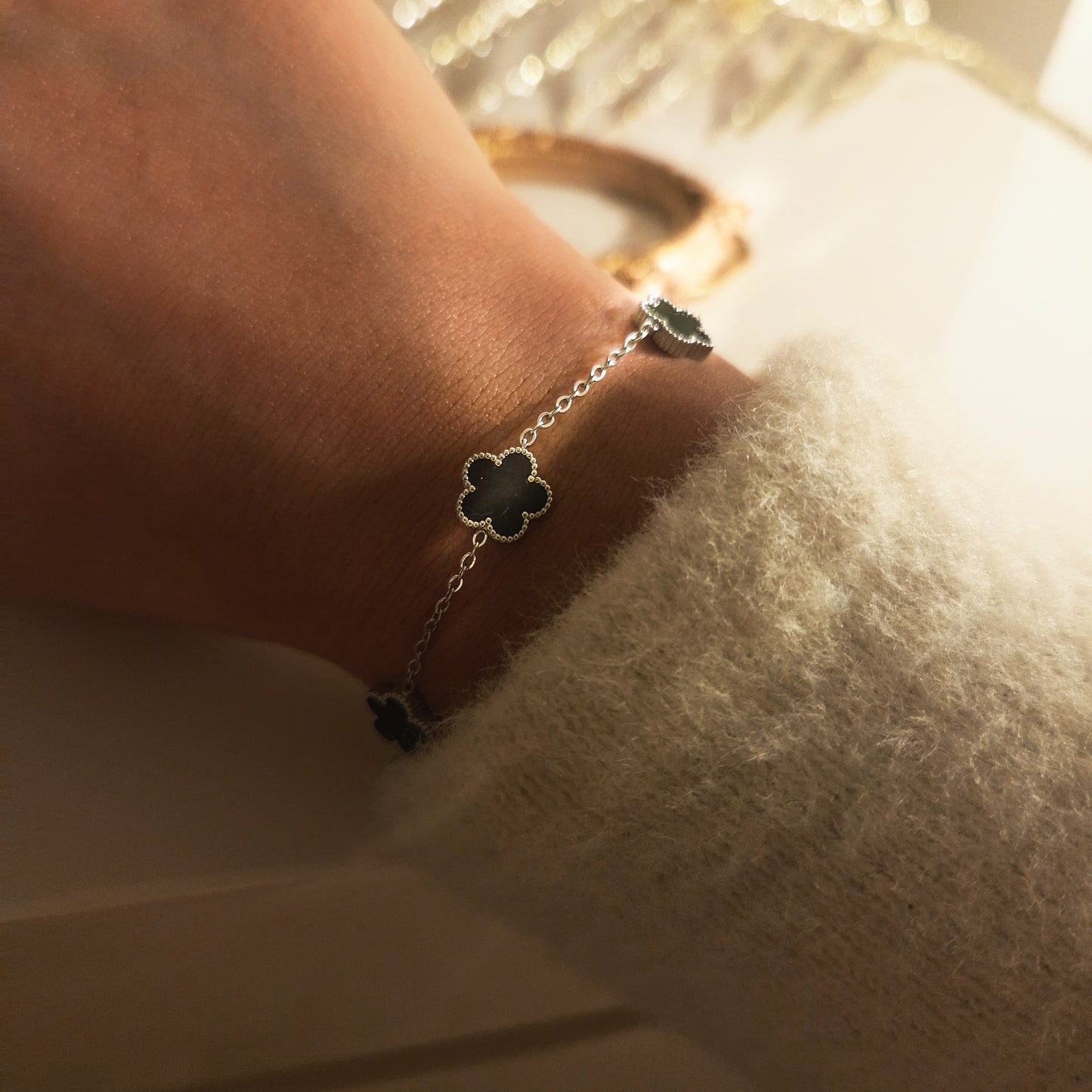 Bracelet trèfles noirs argentés – élégance intemporelle