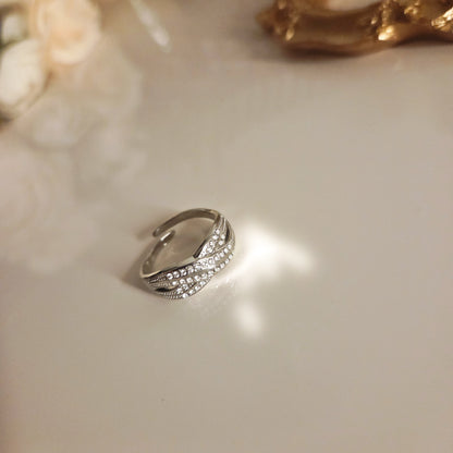 Bague croisée à strass ajustable – détail du bijou