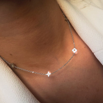 Détail du collier fleur argenté en acier inoxydable