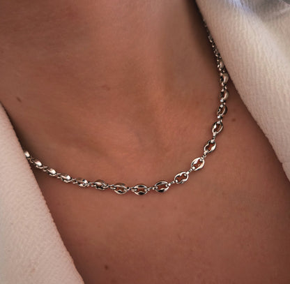 Détail des maillons du collier chaîne marine argenté