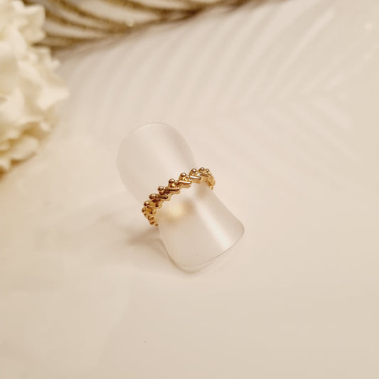 Découvrez notre bague dorée, une pièce élégante et minimaliste fabriquée en laiton de haute qualité. Sa forme unique apporte une touche moderne et raffinée à n'importe quelle tenue. Avec sa couleur or, cette bague est parfaite pour une utilisation quotidienne ou pour des occasions spéciales.  Caractéristiques : - Matériau : Laiton - Couleur : Or&nbsp;