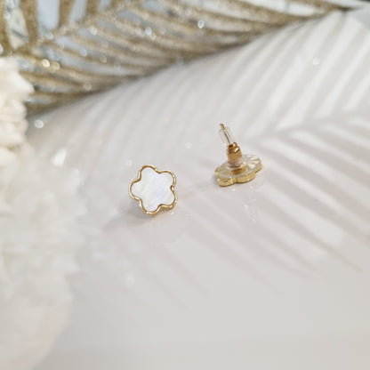 Boucles d’oreilles Béatrice dorées portées, motif trèfle et pierre blanche