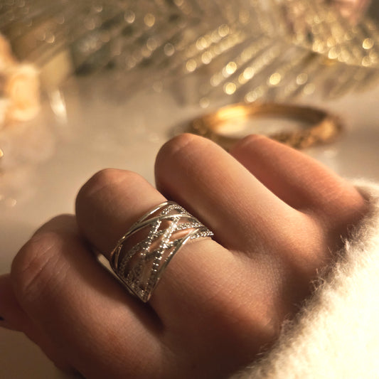 Bague Argentée Entrelacée – Élégance lumineuse