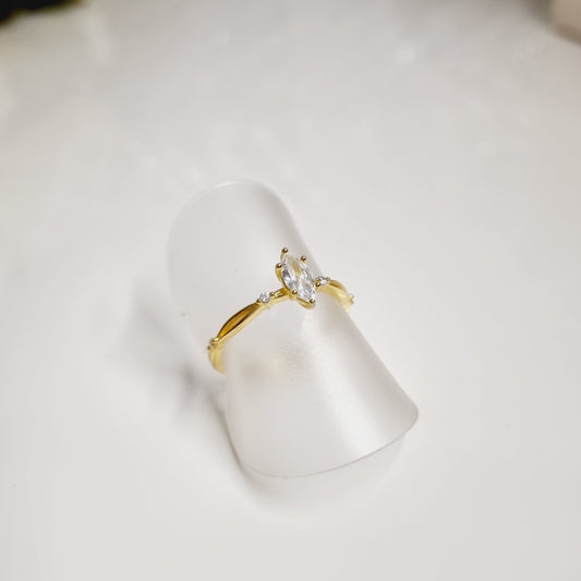 Photos de la Magnifique Bague Dorée avec Pierre au Milieu et Petites Pierres sur les Côtés, fabriquée en argent sterling 925 plaqué or 18 carats. Bijou élégant et raffiné, parfait pour les fêtes, mariages, anniversaires et cadeaux spéciaux.