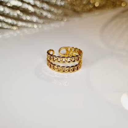 Bague Darya dorée vue de près