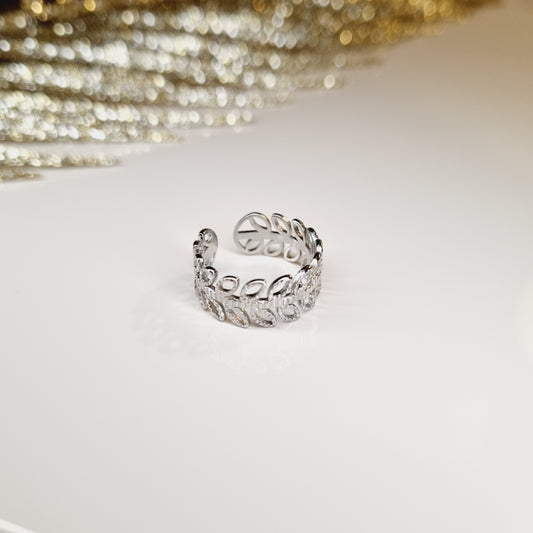 Cette bague en acier inoxydable couleur argent est dotée d'un motif de laurier, symbole de victoire et de succès. Sa couleur argentée apporte une touche d'élégance et de sobriété à votre style. La taille réglable de cette bague permet de l'ajuster facilement à votre doigt.