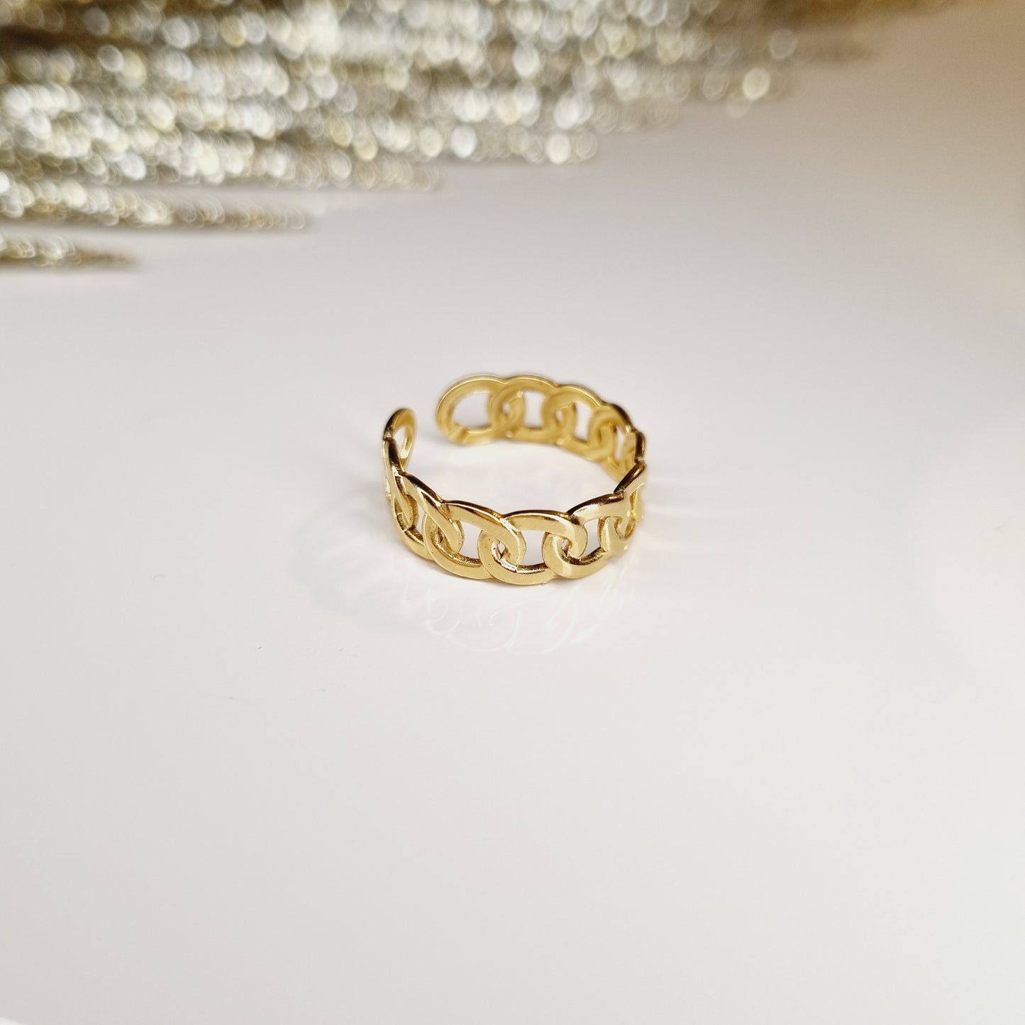 Cette bague en acier inoxydable couleur or est en forme de chaîne dorée, apportant une touche de sophistication à votre tenue. La taille réglable de cette bague permet de l'ajuster facilement à votre doigt, pour un confort optimal.