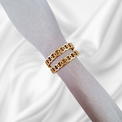 Bague Darya dorée portée à la main